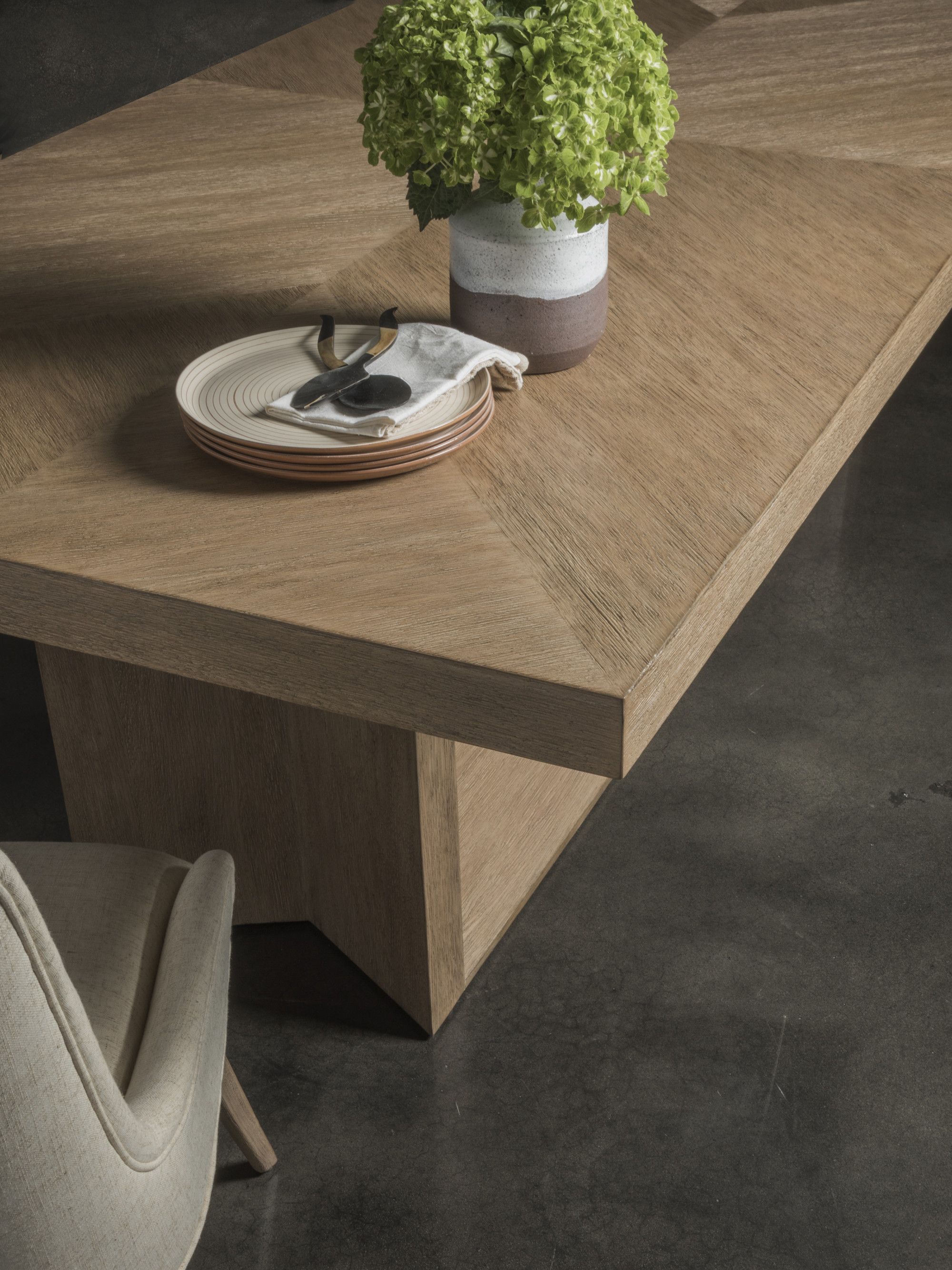 Ludlow dining online table